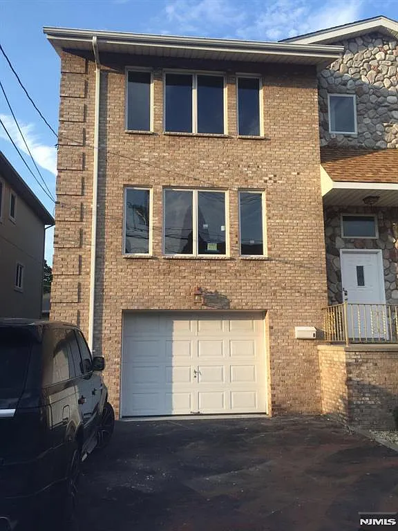 3 bed, 3.5 bath, 3928 sqft, $4,600 — Photo 2