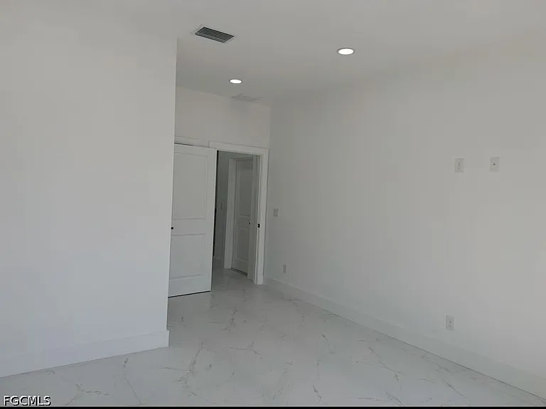 404-406 Chalet Ave S — Photo 16