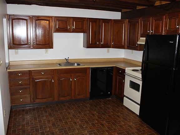 Kitchen - new appliances & lots of cabinets