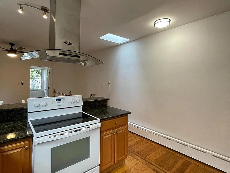 641 Bainbridge St #B — Photo 8