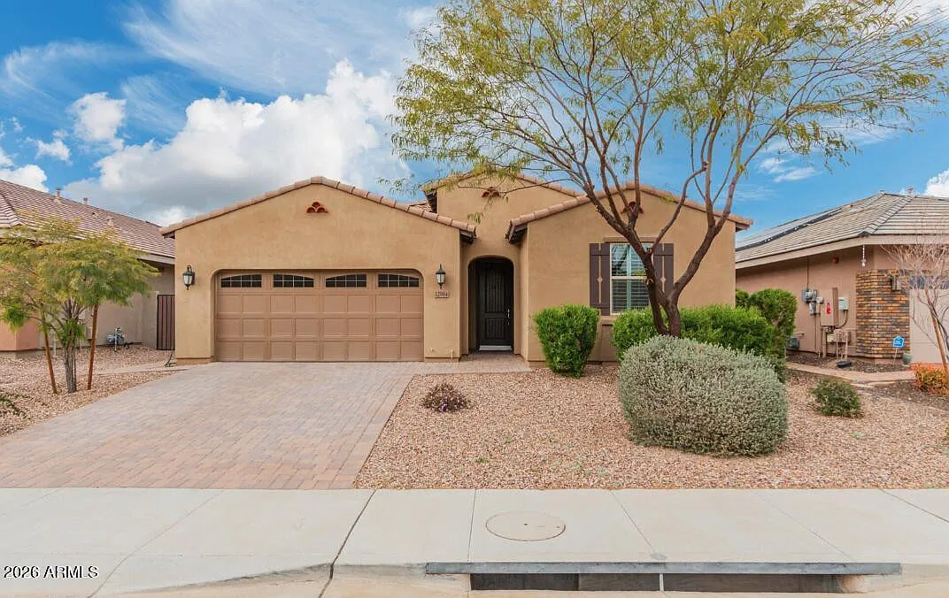 3 bed, 2.0 bath, 2082 sqft, $2,600 — Photo 2