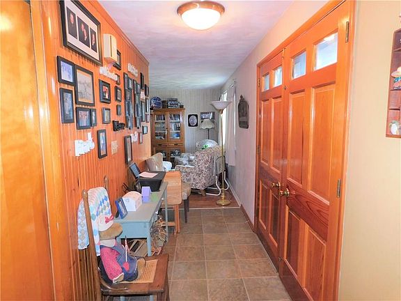 3rd image of 818 W 10th St