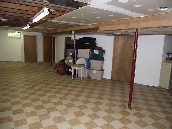 CLEAN NEARLY FNSHD BASEMENT