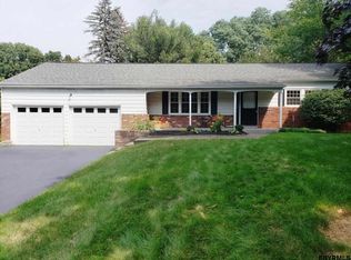 5 Sweet Brier Dr, Ballston Lake, NY 12019
