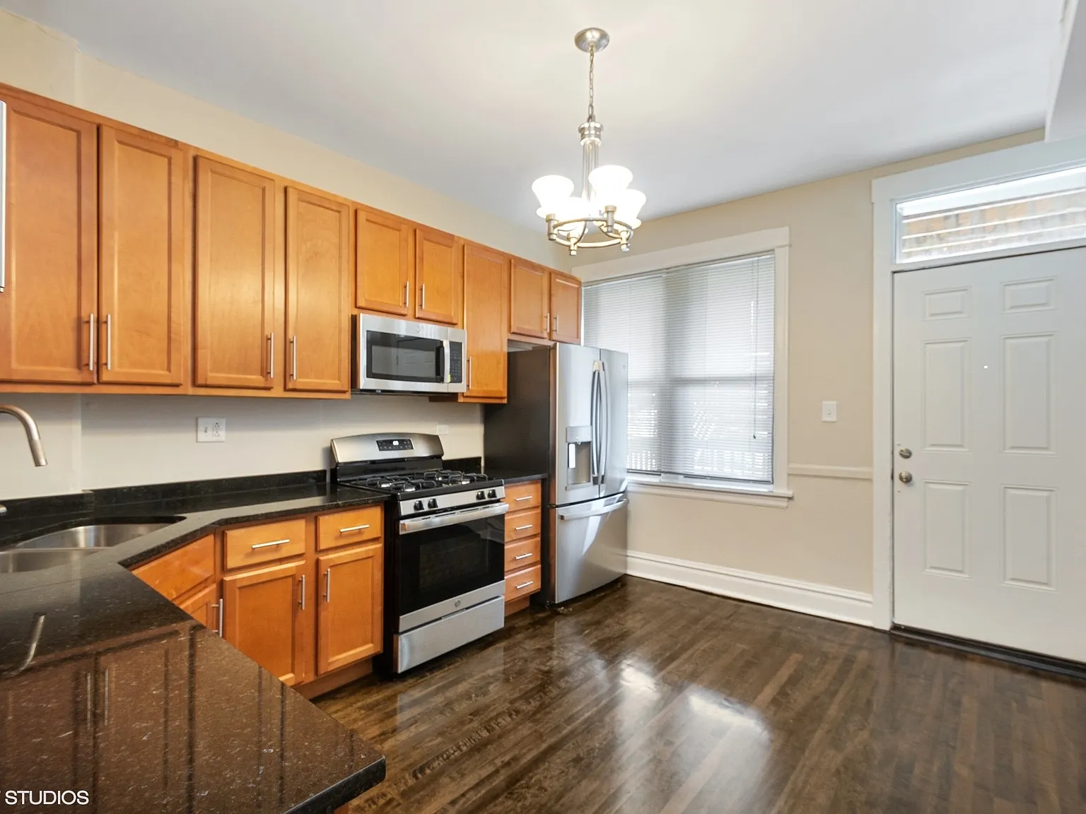 3 bed, 1240 sqft, $2,850 — Photo 3