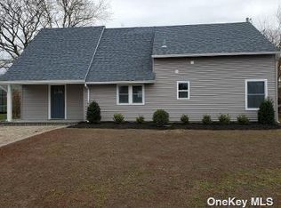 35 Glazer Ln, Levittown, NY 11756