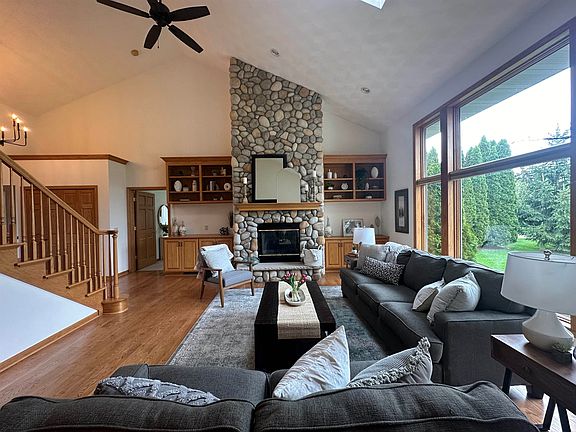 4th image of 828 Sentinel Dr
