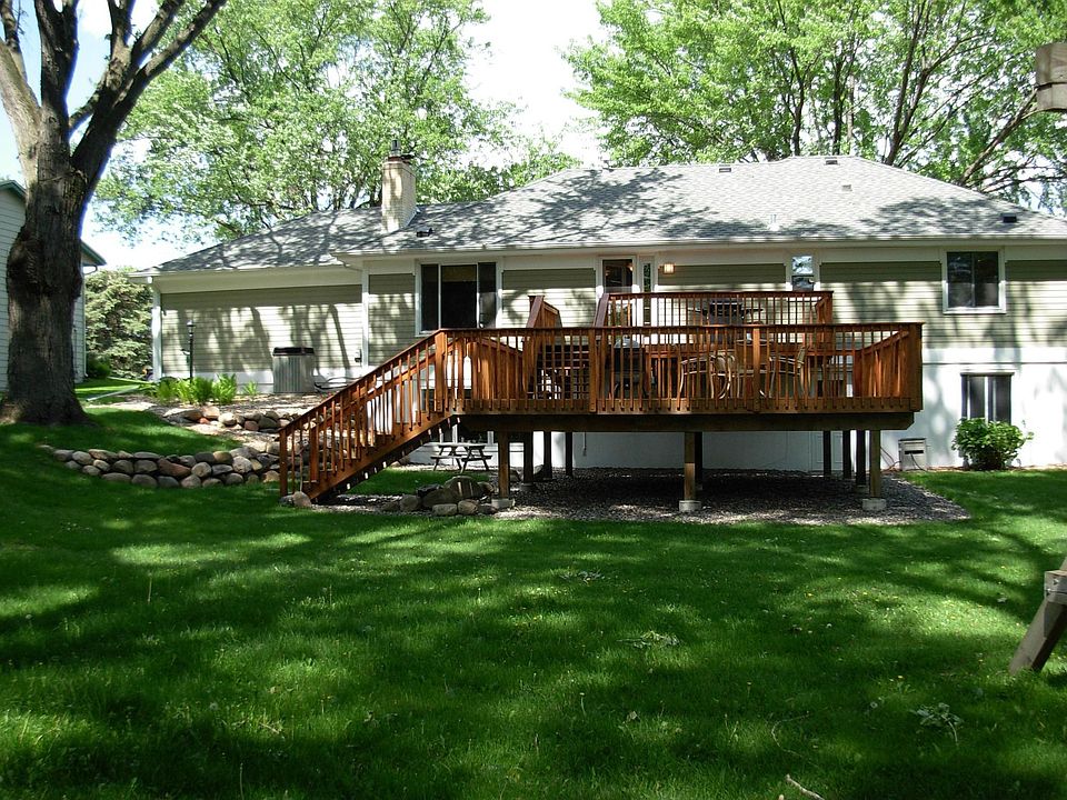 spacious yard/deck