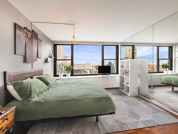 3rd image of 117 E 57th St APT 47F
