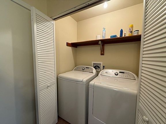 5th image of 848 W Aaron Dr