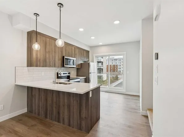 107 E Shawnee Sq SW, Calgary, AB T2Y 0W4