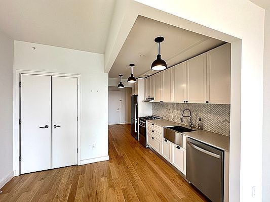 4th image of 409 Eastern Pkwy #706