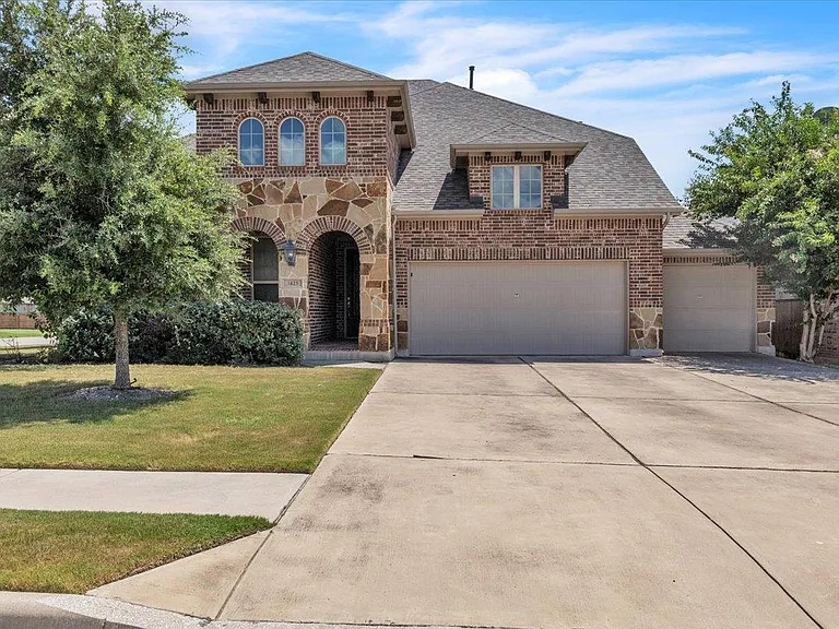 3425 De Soto Loop — Photo 1