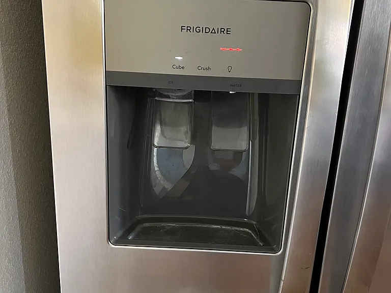 Refrigerator w/ water dispenser and ice maker