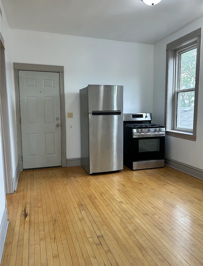 Building Photo - S May St