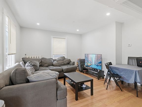 3rd image of 9 Vassall St