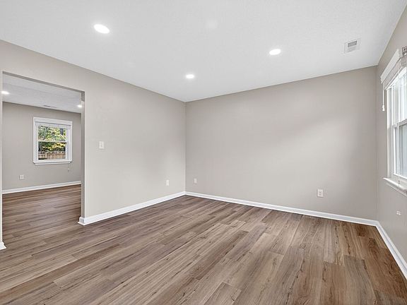 4th image of 1116 Woodcock Ln