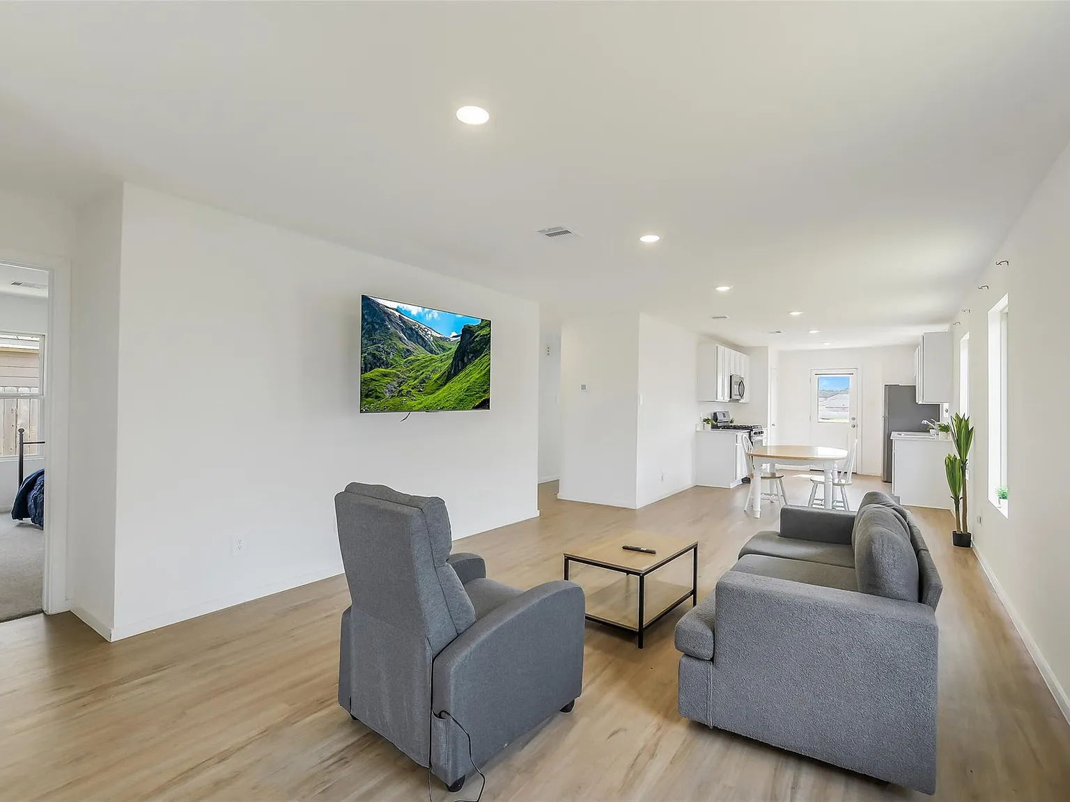 3 bed, 2.0 bath, 1250 sqft, $1,700 — Photo 4