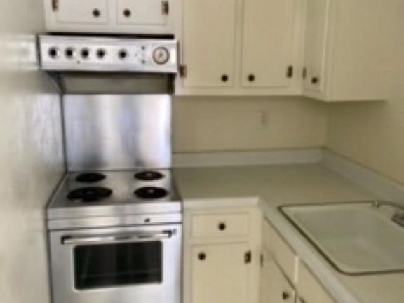 2nd image of 120 Vernon Ave APT 2