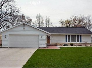 445 W Manor Cir, Bayside, WI 53217