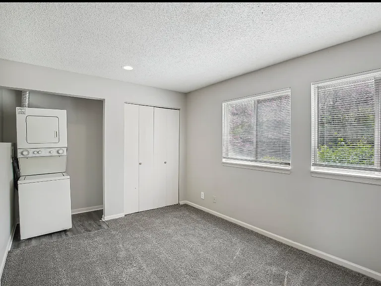 University Villa Apartments — Photo 22