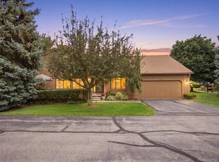 2195 London Bridge Dr, Rochester, MI 48307
