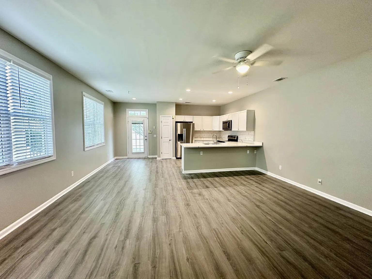 3 bed, 3.0 bath, 1710 sqft, $2,795 — Photo 2