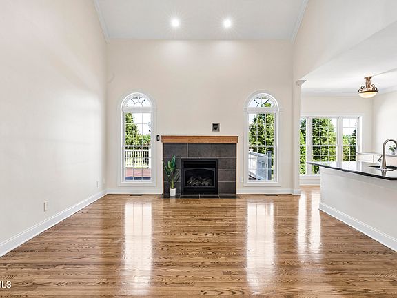 4th image of 406 Grovemont Pl
