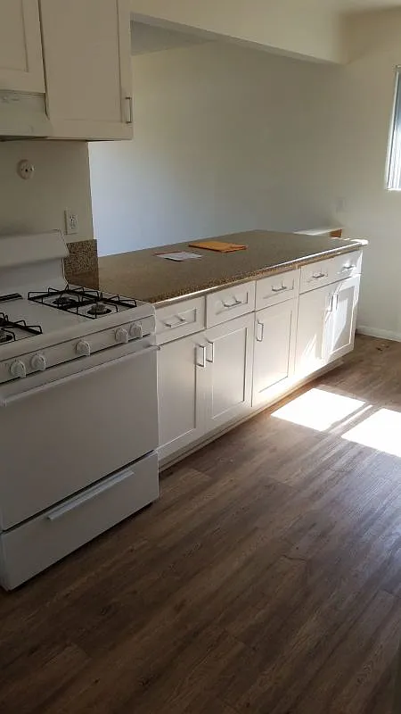 3 bed, 1.0 bath, 1036 sqft, $3,200 — Photo 4
