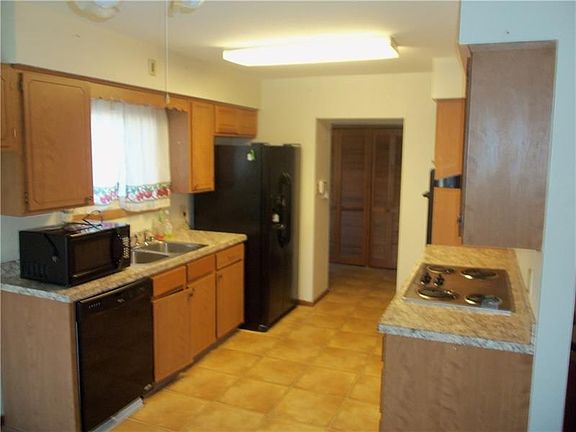 3rd image of 498 Lyle Dr