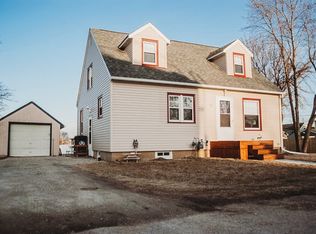 10 5th Ave, Newhall, IA 52315