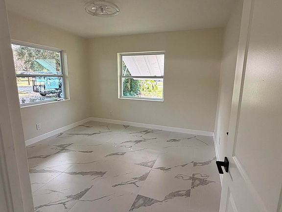 5th image of 220 Stephenson Dr