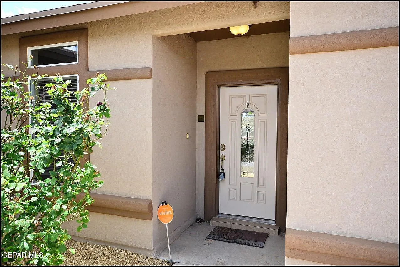 3 bed, 2.0 bath, 1435 sqft, $1,800 — Photo 2