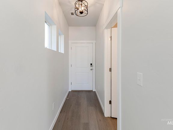 3rd image of 4946 S Amorita Ave