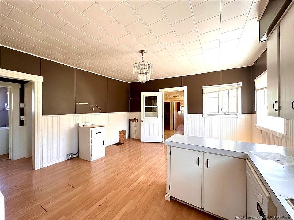 7th image of 233 Hilldale Rd