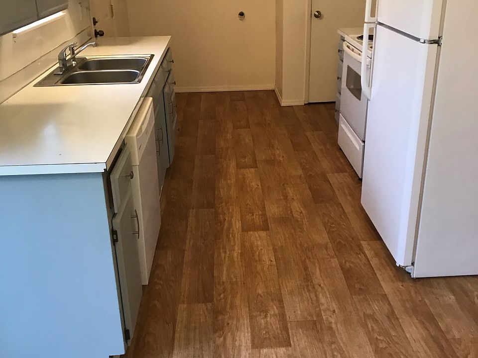 Kitchen, pantry and washer/dryer hook up