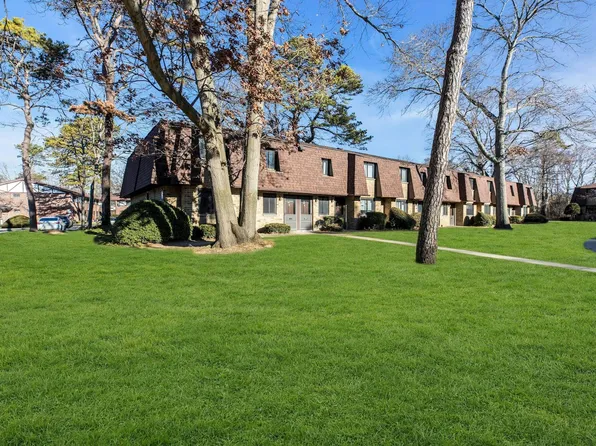 65 Newbrook Lane #65, Bay Shore, NY 11706