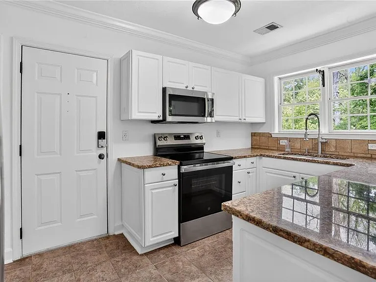 115 Peachtree Memorial Dr NW #C4 — Photo 1