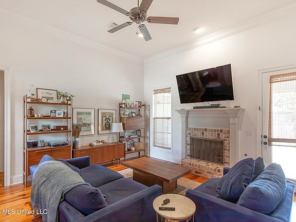 2nd image of 119 Kempen Ln