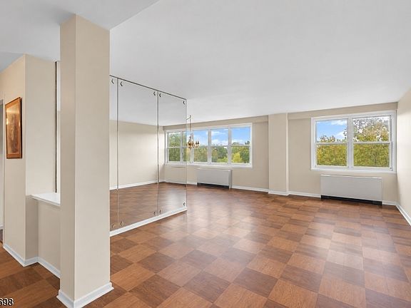 4th image of 926 Bloomfield Ave #6C