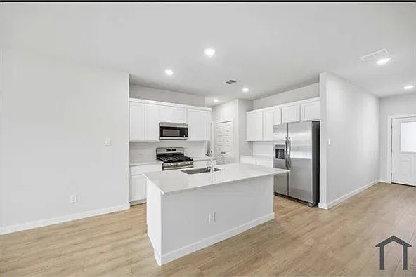 4 bed, 2328 sqft, $3,200 — Photo 4