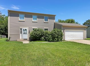 2208 Kensington Dr, Rolling Meadows, IL 60194
