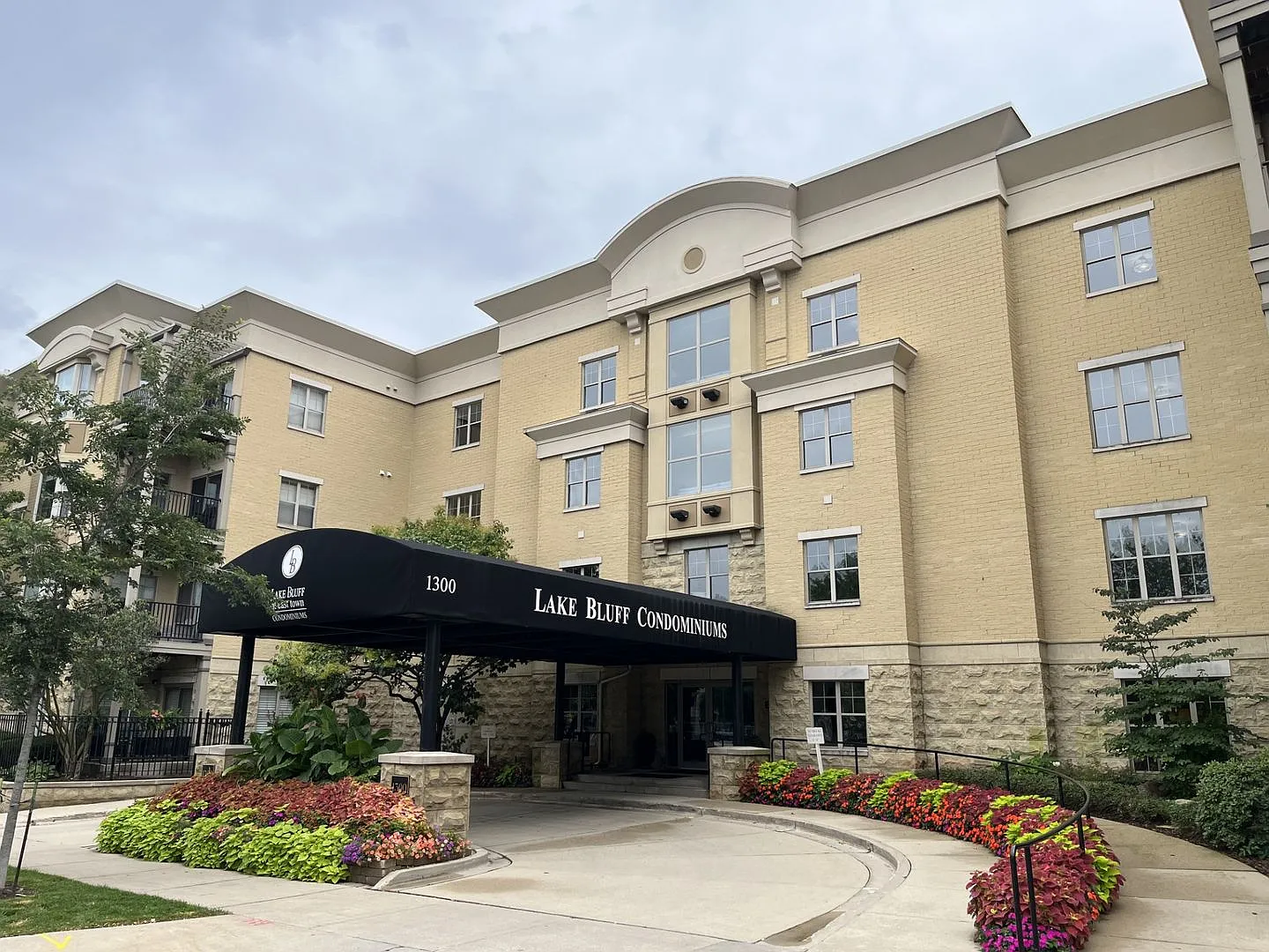 Beautiful Lake Bluff 1 Bedroom Condo for Rent — Photo 1