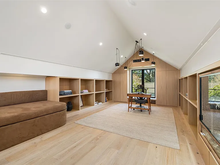 419 W 30th St — Photo 38