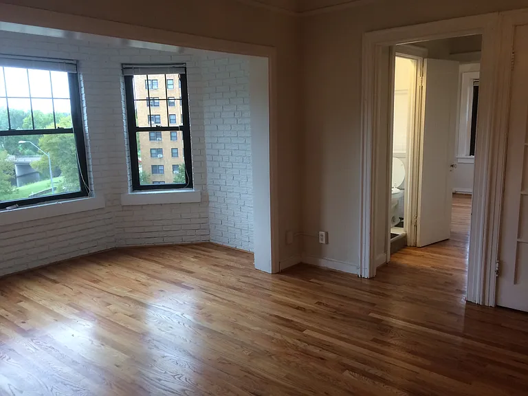 Carlyle Apartments — Photo 14