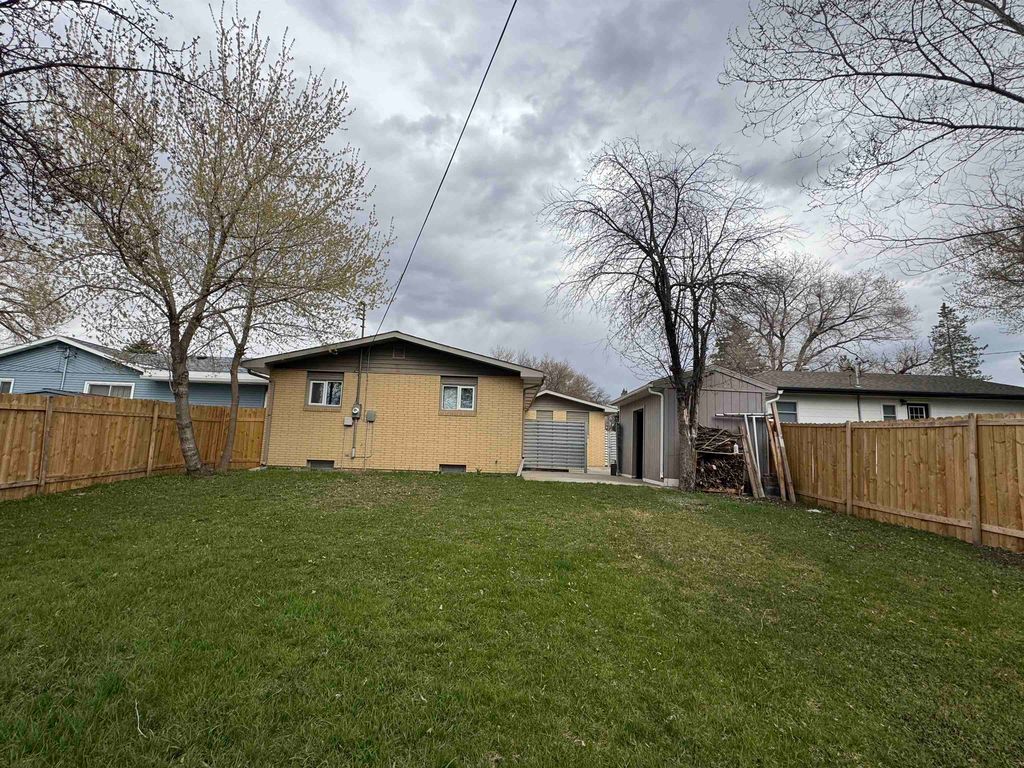 Apartment in Minot - More