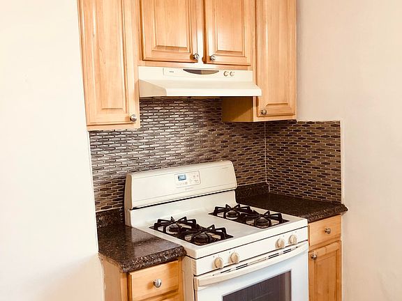 3rd image of 512 Tompkins Ave