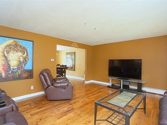 3rd image of 76 Montbleu Dr