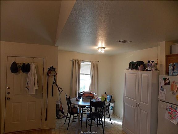 4th image of 904 Sun Meadow St