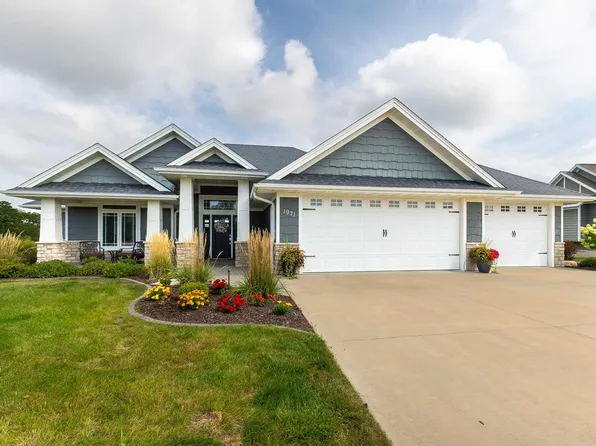 1971 Creek Wood Dr, Dubuque, IA 52003